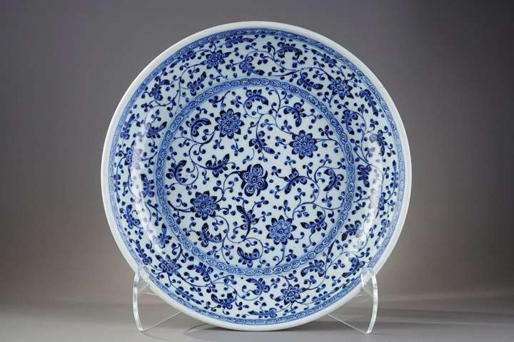 Dish blue and white decoration of flowers and foliage Ming style